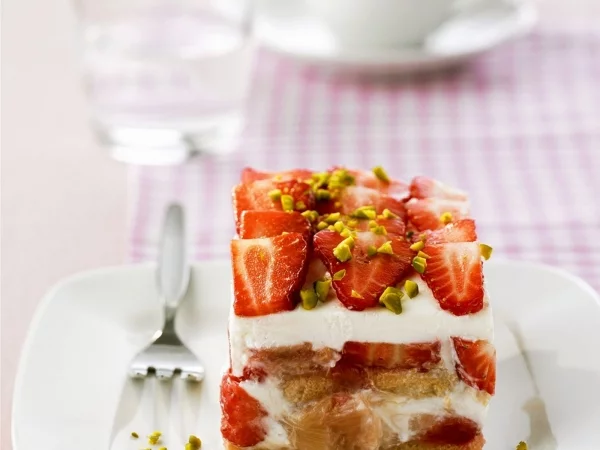 Rhabarber Tiramisu mit Pistazien Erdbeeren vorzüglicher Geschmack