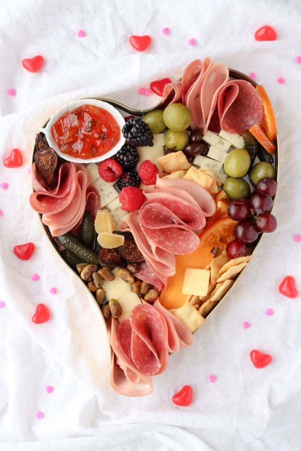 Snackplatten zum Valentinstag Dip Schälchen Schinken Salami Käse Oliven frische Himbeeren Brombeeren Trauben