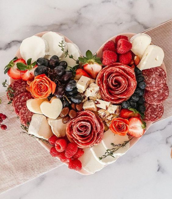 Snackplatten zum Valentinstag Käse in Herzform Salami als Rosen gerollt herzhafte Versuchung
