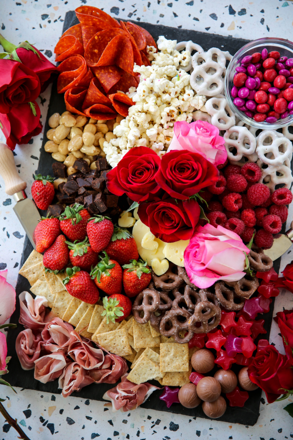 Snackplatten zum Valentinstag Rosen als natürlicher Schmuck reiches Angebot auf dem Brett