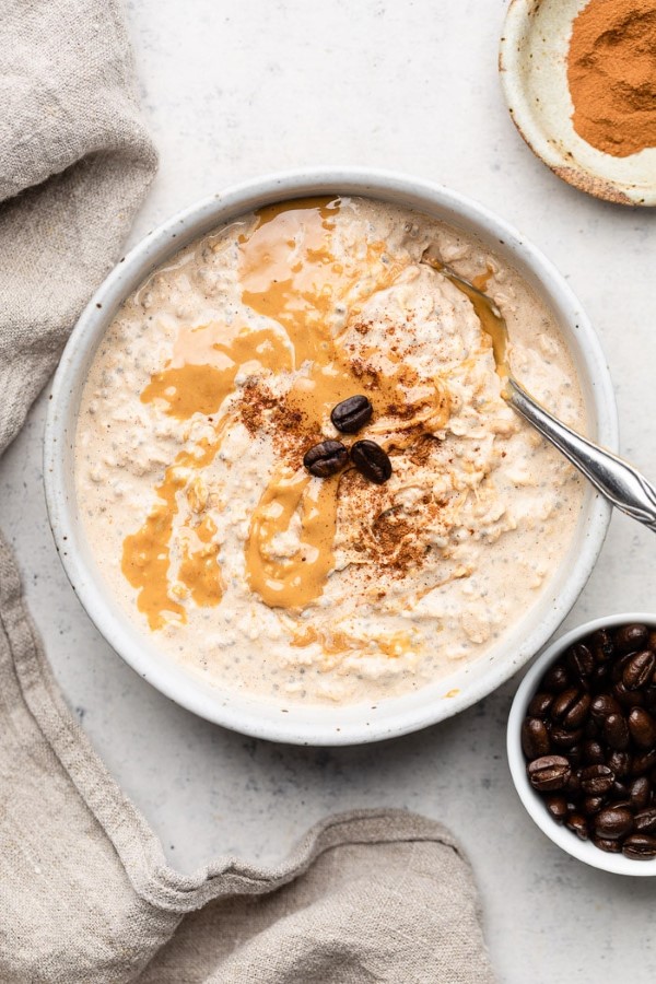 Tiramisu Porridge – gesundes Rezept mit Haferflocken für ein frönendes Frühstück brei kaffee tiramisu geschmack