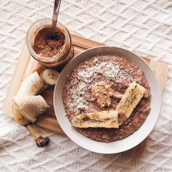Tiramisu Porridge – gesundes Rezept mit Haferflocken für ein frönendes Frühstück dessert mit banane und kaffee