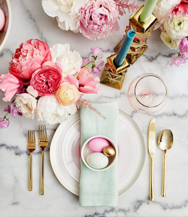Tischdeko zu Ostern Frühlingsblumen in Pastellfarben machen die Festtafel einladend