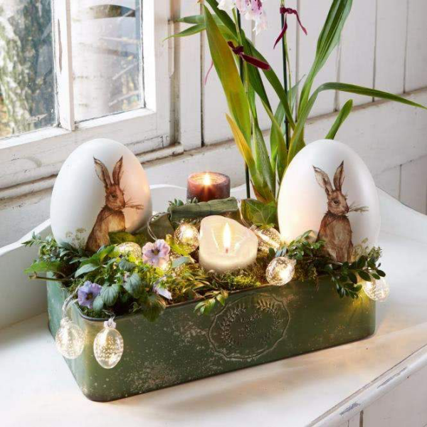Tischdeko zu Ostern Prunkstück im rustikalen Stil alter Kasten Blumen grünes Gras Kerzen Eier