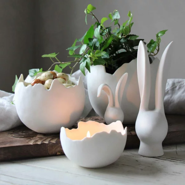 Tischdeko zu Ostern Vasen in Form einer Eischale Hasen aus weißem Porzellan
