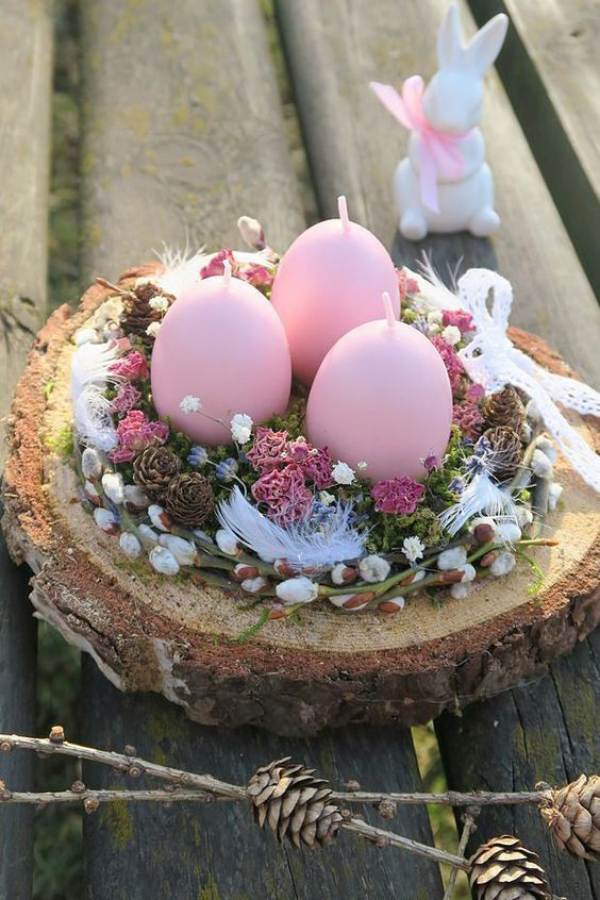 Tischdeko zu Ostern tolle Idee für geübte Bastler Holzscheibe drei Kerzen in Eiform Weidenkätzchen Moos