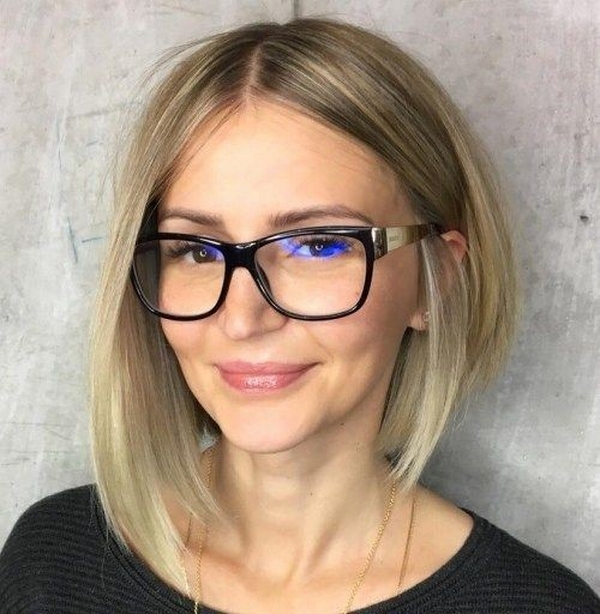 Trendfrisuren 2022 Bobfrisur mit Mittelscheitel und Brille