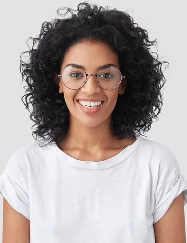 Trendfrisuren 2022 Haare mit natürlichen Locken und Brille