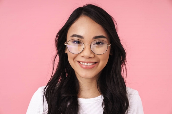 Trendfrisuren 2022 Stylingtipps zu Frauen mit Brille