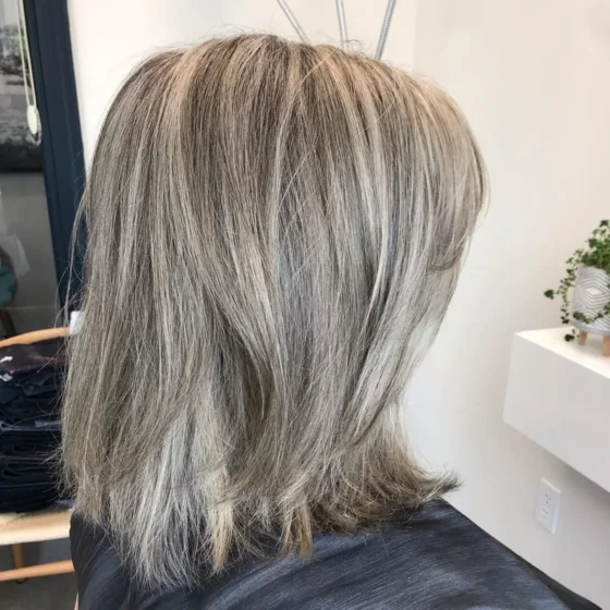 Frisuren für graue Haare - Haare mit Salz-Pfeffer Highlights 