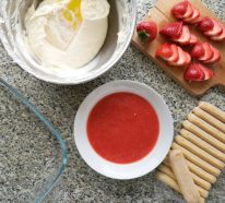 Erdbeer Tiramisu mit Mascarpone und Sahne – ein romantisches Dessert!