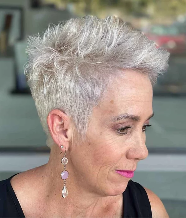 funky Pixie Cut für Frauen ab 60 für dünnes Haar