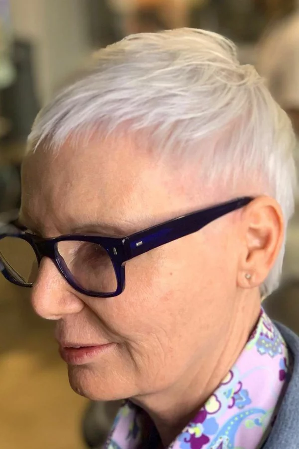 Kurzhaarfrisuren für Frauen ab 60 - ultra kurzer Pixie und Brille 