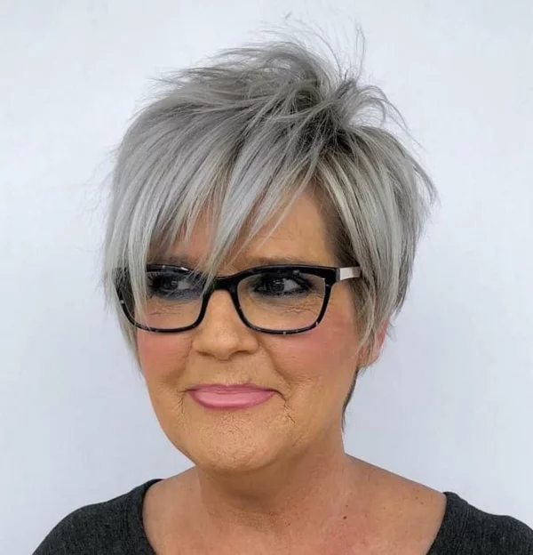 grauer Pixie Cut mit langem Fransenpony und Brille 