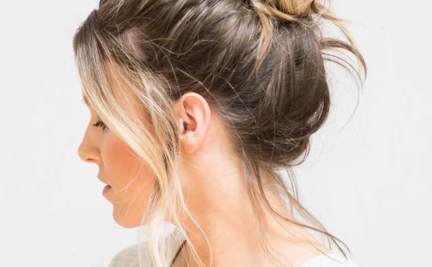 einfache Trendfrisur Messy Bun Anleitung