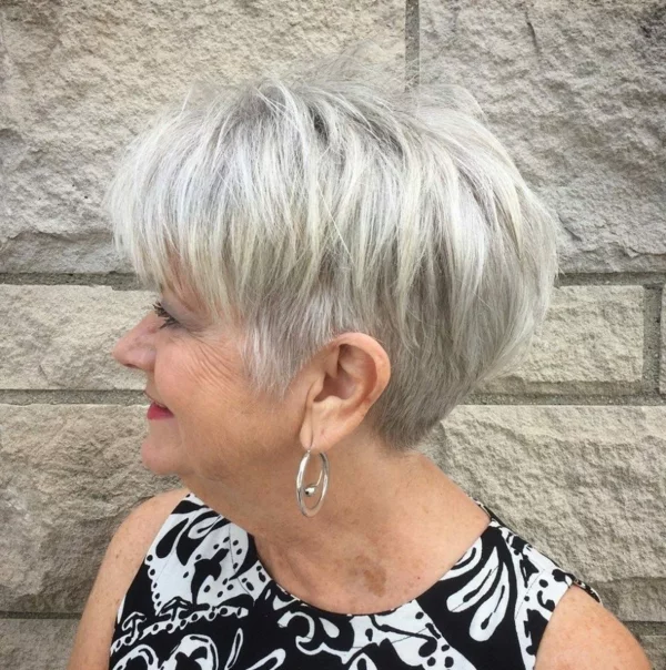 Pixie Cut für Frauen ab 60 für feines Haar