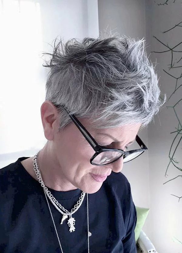 Messy Pixie Cut auf grauen Haaren und Brille