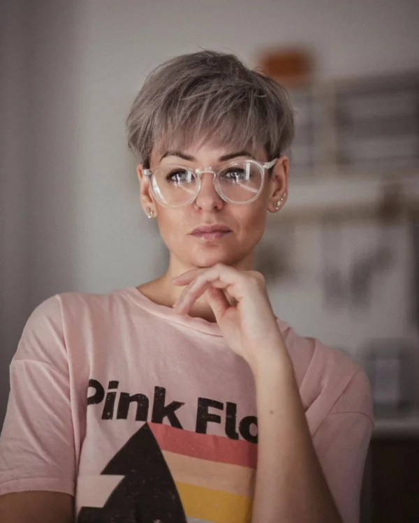 Pixie Kurzhaarfrisur und Brille mit durchsichtiger Fassung 