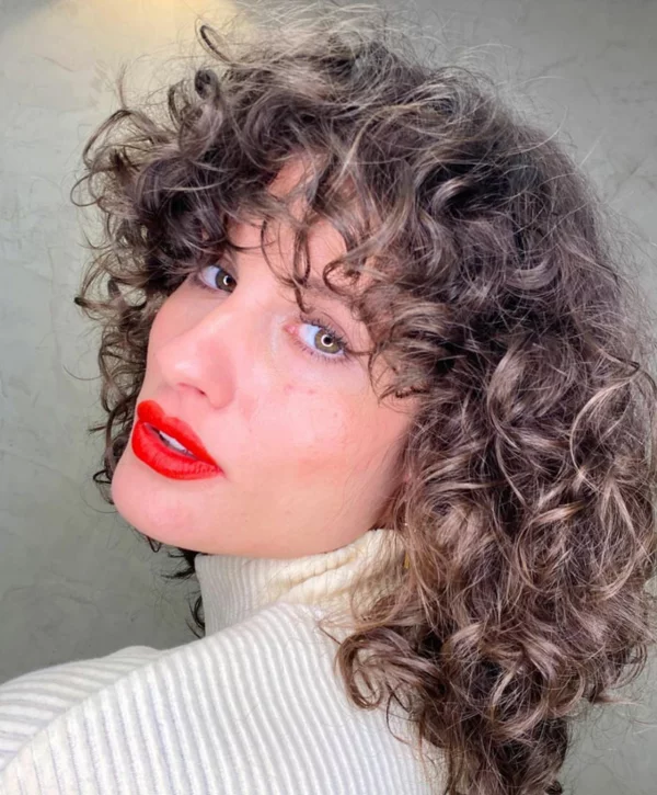 sexy curly fringe trendfrisur 2022