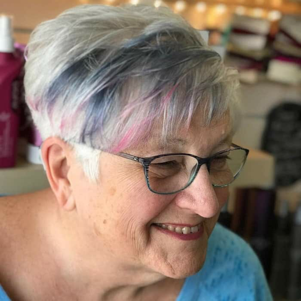 short pixie kurzhaarfrisuren für feines haar und brille pink graue haare