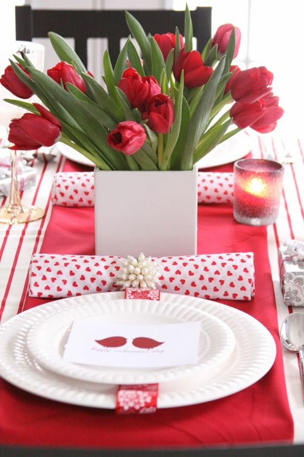 valentinstag tischdeko rot weiß kombinieren tulpen