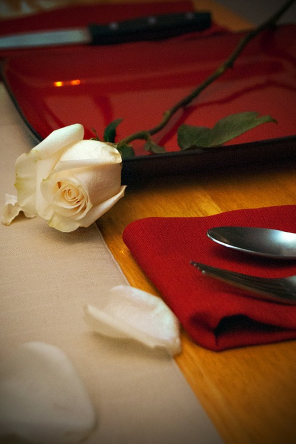 valentinstag tischdeko weiße rosenblätter dezente deko