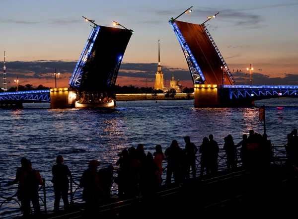 Die weissen Naechte in St Petersburg Ein Spektakel bruecke und schiff sehenswuerdigkeiten