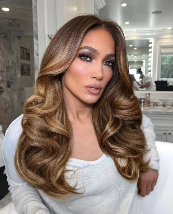 Expensive Brunette – Natuerlichkeit steht 2022 wieder ganz hoch im Trend Jennifer Lopez balayage technik