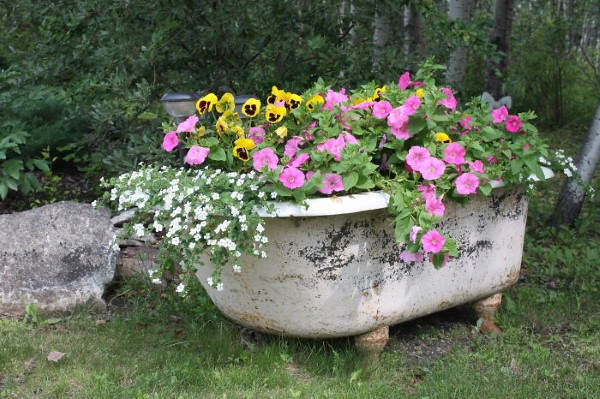 Gartendeko selber machen – Upcycling Bastelideen fuer Gross und Klein badewanne alt hochbeet