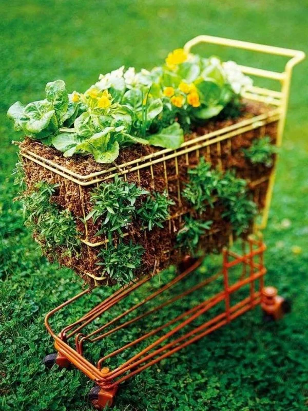 Gartendeko mit Einkaufswagen selber machen 