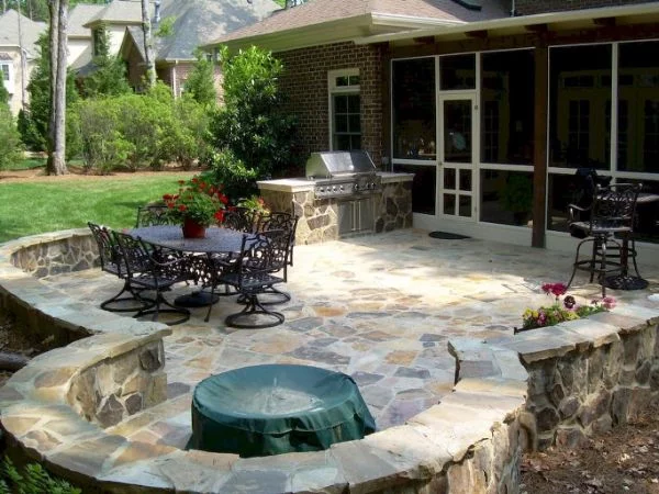 Gartentrends - moderne Gestaltung der runden Terrasse mit Steinen 