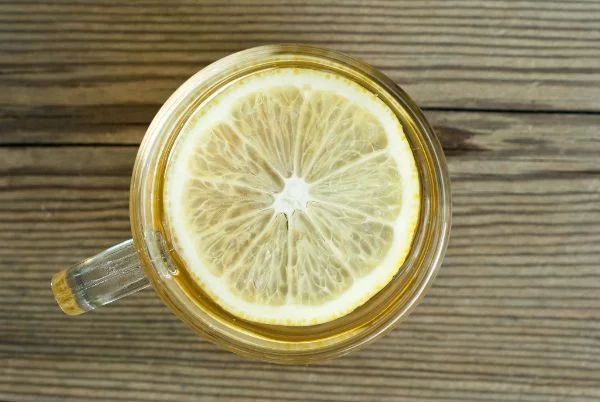 bei gesunder Ernährung kann man Tee mit Zitrone trinken 