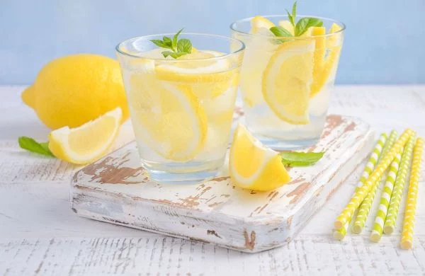 Zitronenwasser zubereiten und in Gläsern servieren, mit Minzblättern schmücken