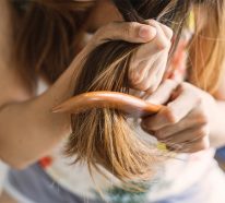 Trockene Haarspitzen vorbeugen oder behandeln – Diese 6 Tipps werden Ihnen dabei helfen!