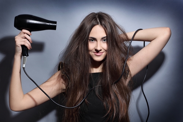 Haare richtig föhnen Tipps und Tricks