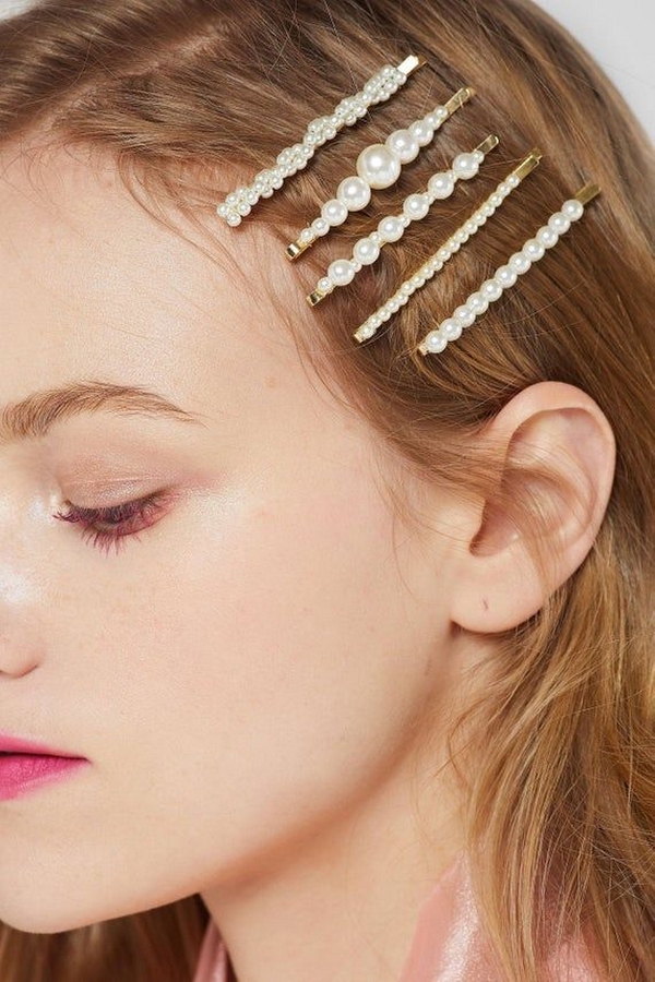Haarschmuck 2022 - Haartrends Haarspangen mit Perlen bestückt