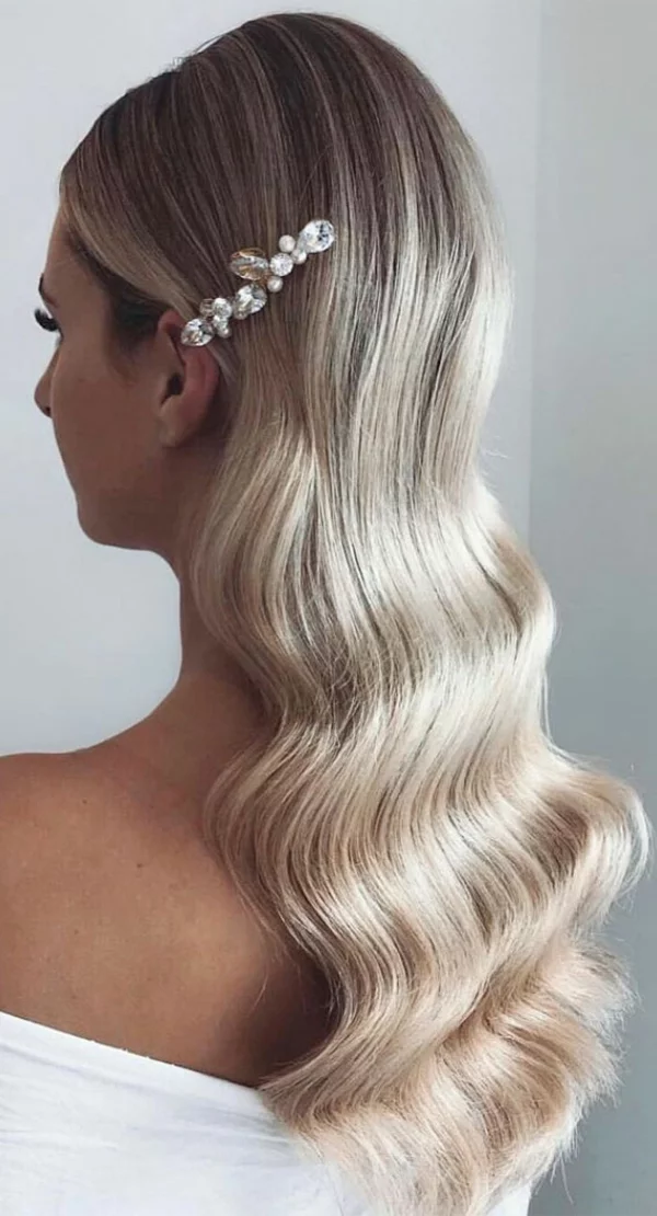 Hochzeitsfrisuren lange Haare silberne haare frisuren trend 2022 accessoire