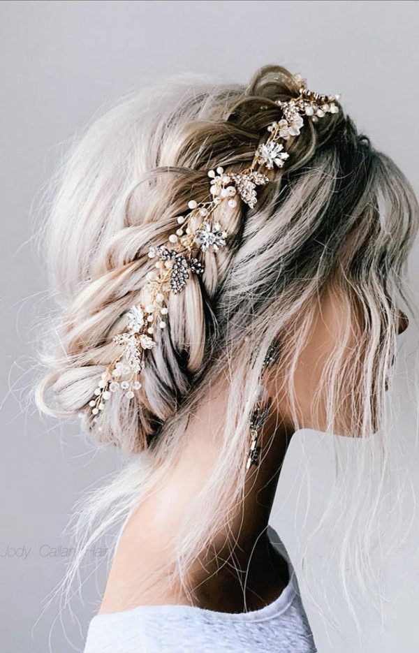 Hochzeitsfrisuren lange Haare silberne haare frisuren trend 2022 haarspange