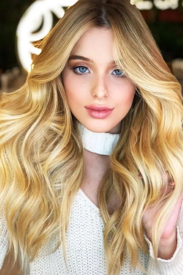 Honigblond ist Nr 1 Haarfarbentrend 2022 fuer Blondinen einzigartige haarfarbe feminin