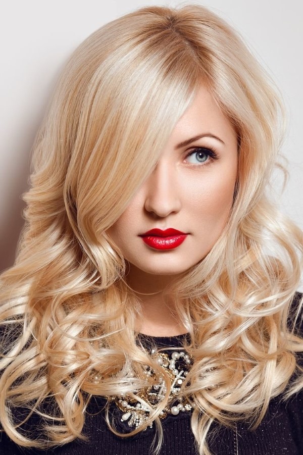 Honigblond ist Nr 1 Haarfarbentrend 2022 fuer Blondinen elegant chic trendy
