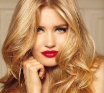 Honigblond ist Nr. 1 Haarfarbentrend 2022 für Blondinen