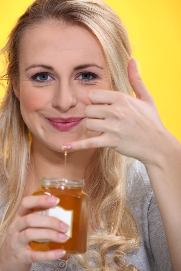 Honigblond ist Nr 1 Haarfarbentrend 2022 fuer Blondinen honig von natur inspiriert