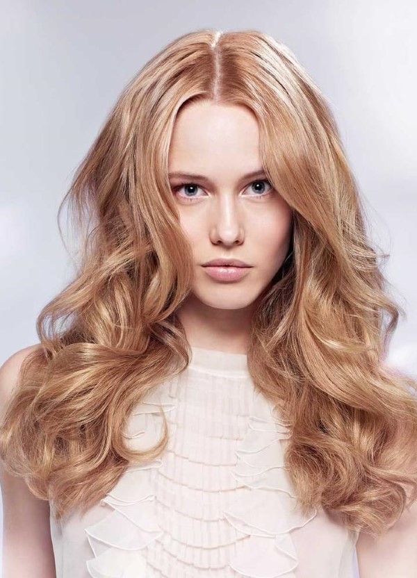 Honigblond ist Nr 1 Haarfarbentrend 2022 fuer Blondinen natuerliche wellen gold blond