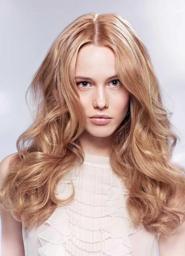 Honigblond ist Nr 1 Haarfarbentrend 2022 fuer Blondinen natuerliche wellen gold blond