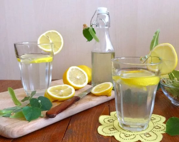 Zitronenwasser zu Hause zubereiten trinken und gesund leben 
