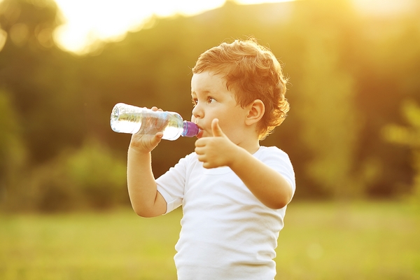 Kind trinkend Wasser Gesundheit