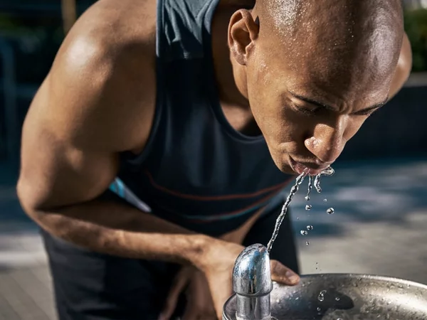 Leitungswasser Sport treiben und Wasser trinkrn