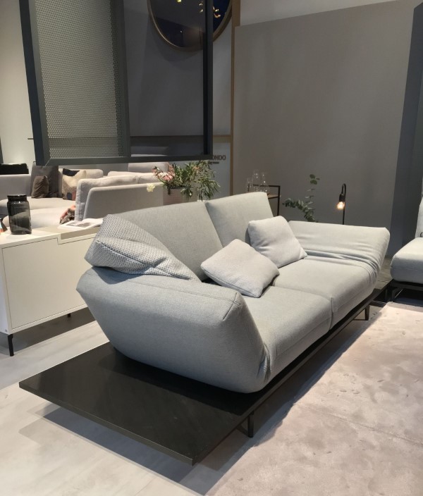 Modernes Sofa kaufen – eine kleine Kaufberatung für ein stilvolles Wohnzimmer graues sofa modern stilvoll
