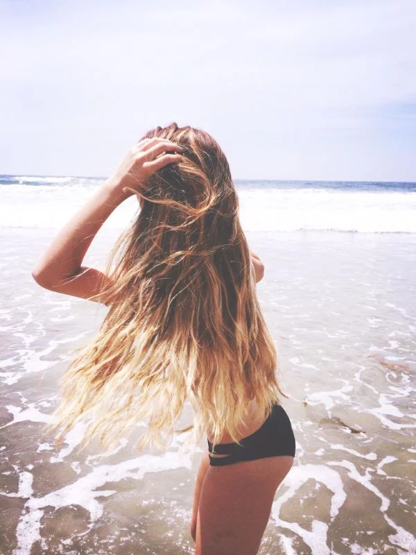 Beach Waves sind die Trendfrisur für den Strandurlaub jeder modebewussten Frau 