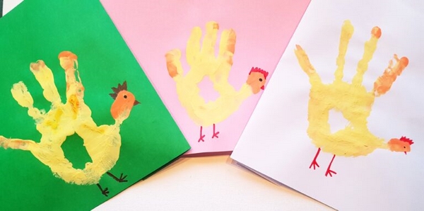 Osterdeko aus Papier Kinder Handabdrücke DIY Projekte